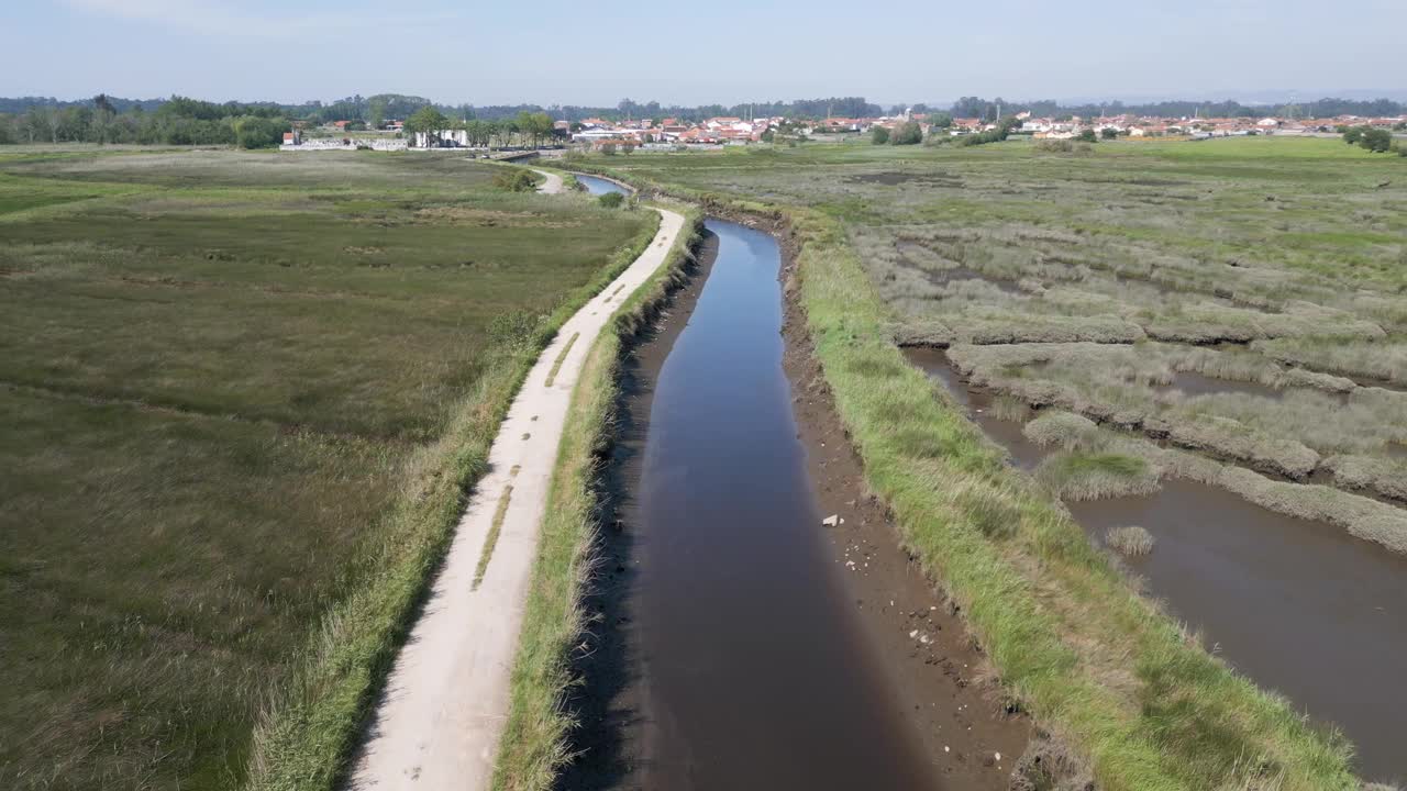 宁静的水路蜿蜒穿过埃斯塔雷亚，阿威罗-空中的绿色沼泽地视频素材