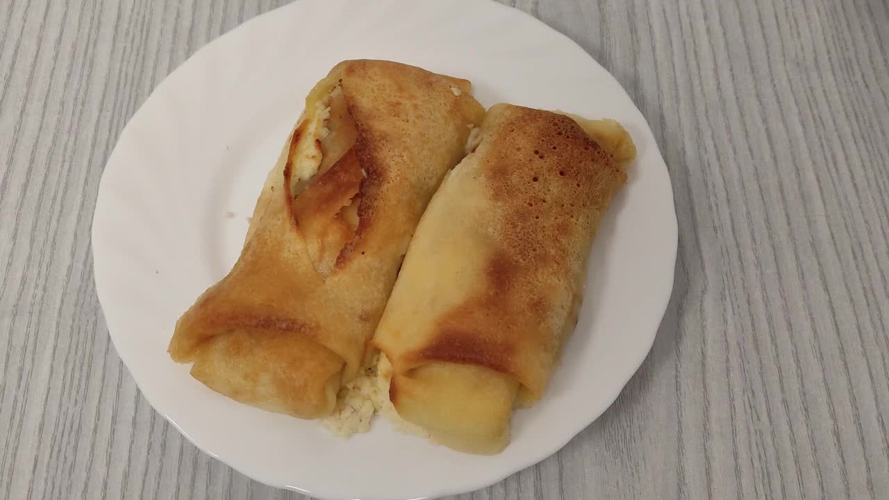 盘子里有两个煎饼和馅料视频素材