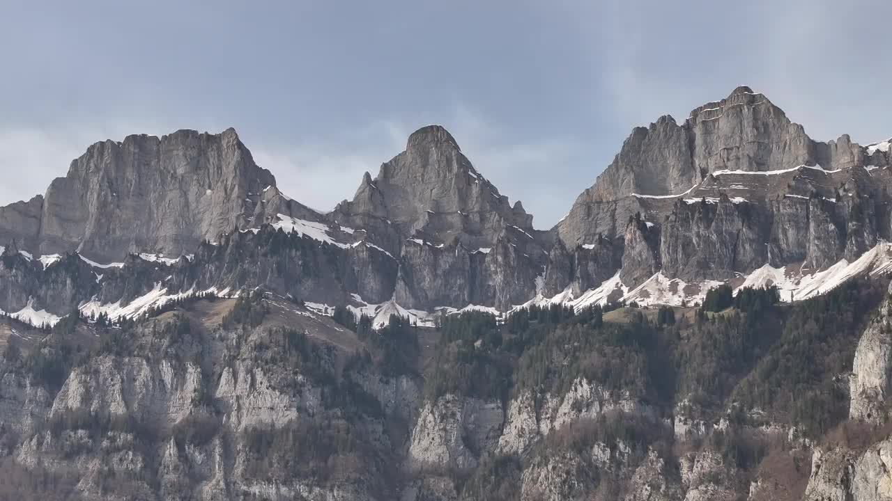 瑞士中部瓦伦泽(Walensee)上空Churfirsten的壮观山峰视频素材