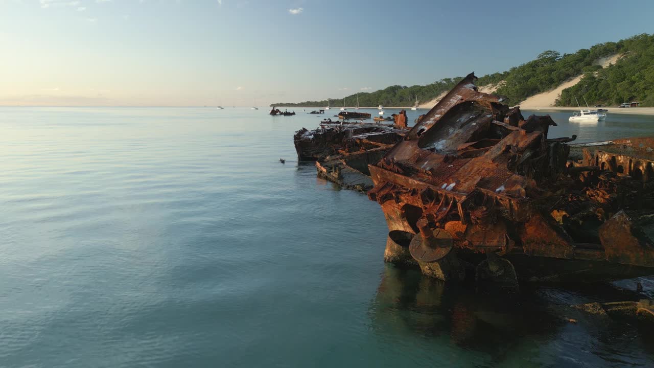 航拍特写飞沉船生锈的车辆沉没在Tangalooma沉船海岸旅游目的地莫顿岛视频素材