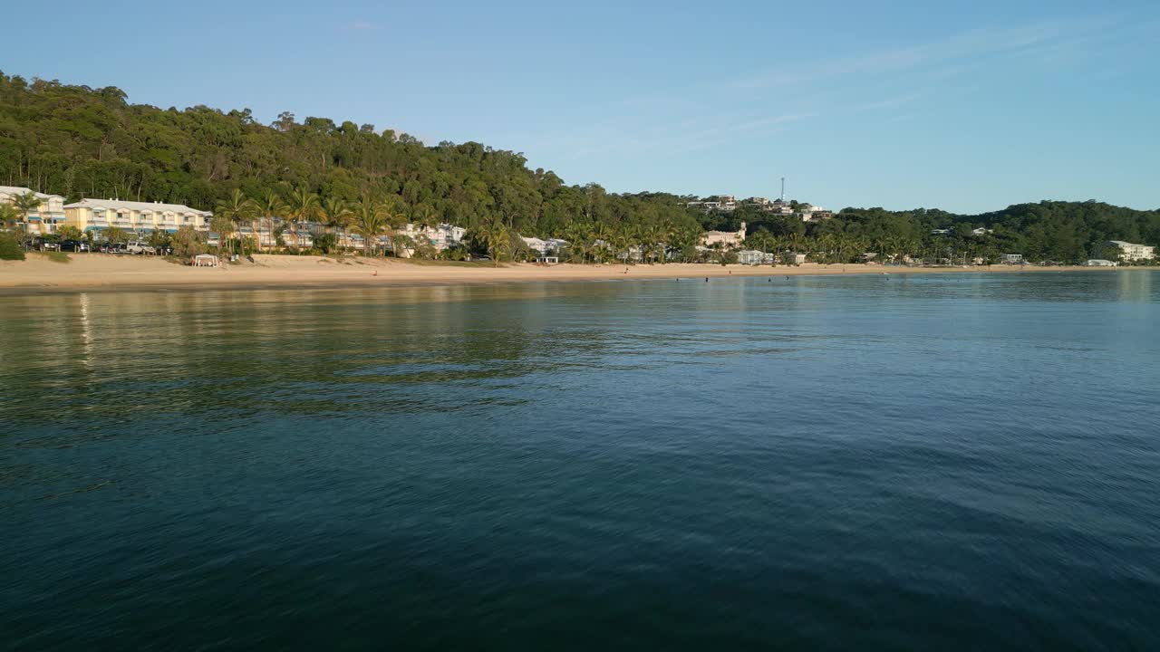 空中无人机低空飞行海水海岸线，澳大利亚摩顿岛海滩景观在白天，度假屋，海滨视频素材