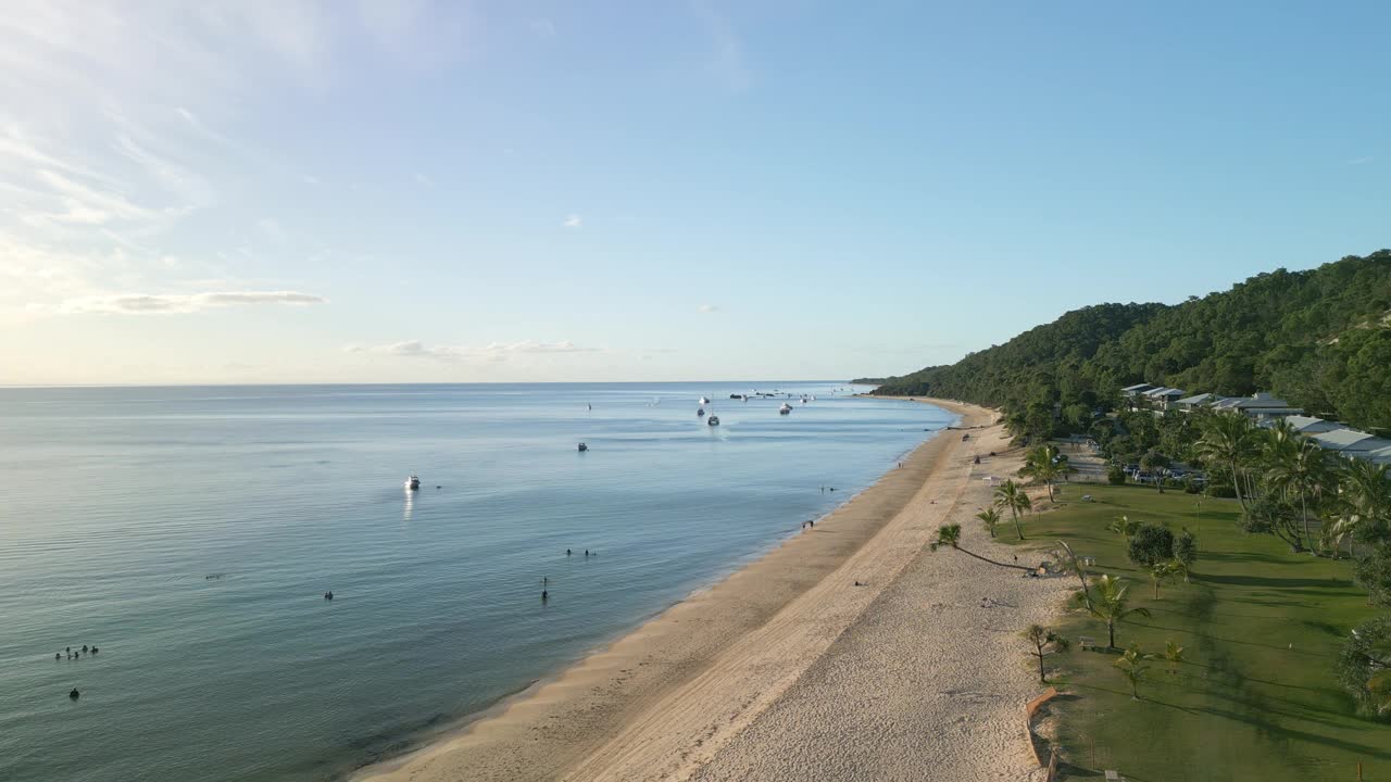 Tangalooma Moreton岛海滩景观，空中无人机飞海天际线森林丘陵地区在沿海旅游目的地，澳大利亚视频素材