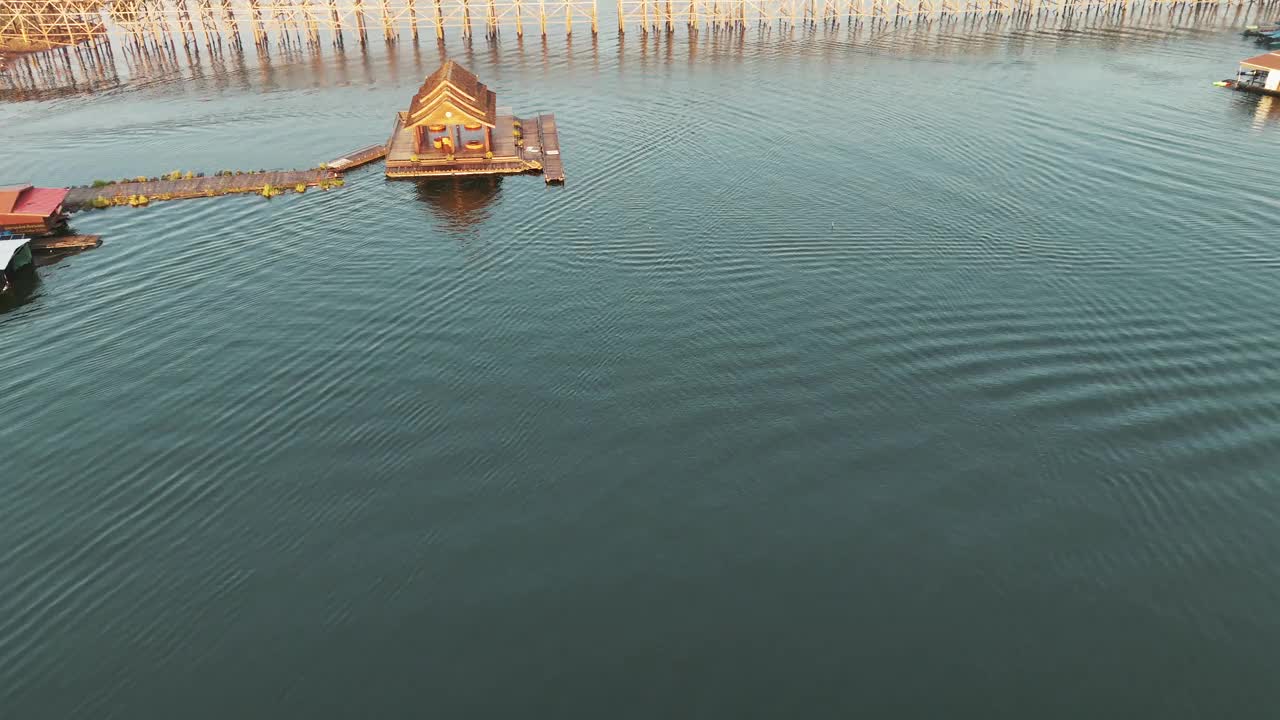 美丽的花内河与孟桥和松卡里亚桥为背景，构成了泰国宋叻武里风景如画的景色。视频素材