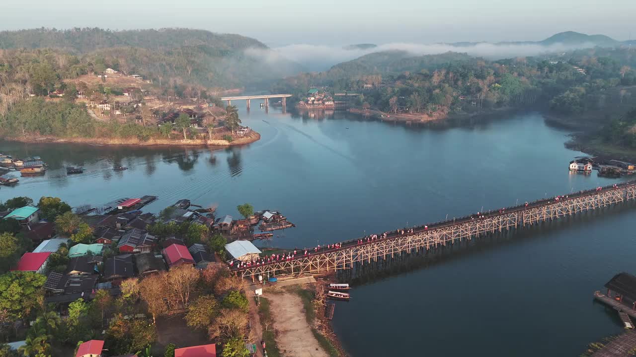 蒙村的全景，以其河流，桥梁和港口为特色，捕捉了风景的魅力和社区的活跃活动。视频素材