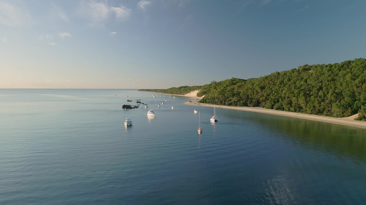 白沙海滩岛全景航拍景观船在澳大利亚旅游目的地Tangalooma Moreton岛沉没视频素材