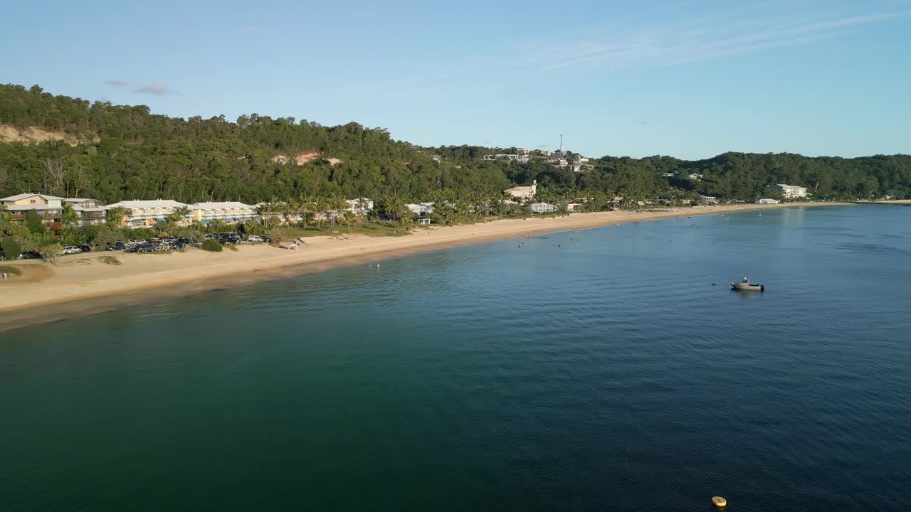 莫顿岛旅游景点的广阔景观，空中无人机在阳光明媚的日光下飞行，蓝色的海洋，白色的沙滩悬崖和度假屋视频素材