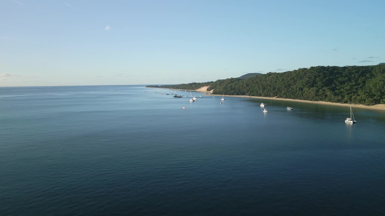 海岸线，莫顿岛澳大利亚海滩无人机观景船漂浮在蓝色的海洋视频素材