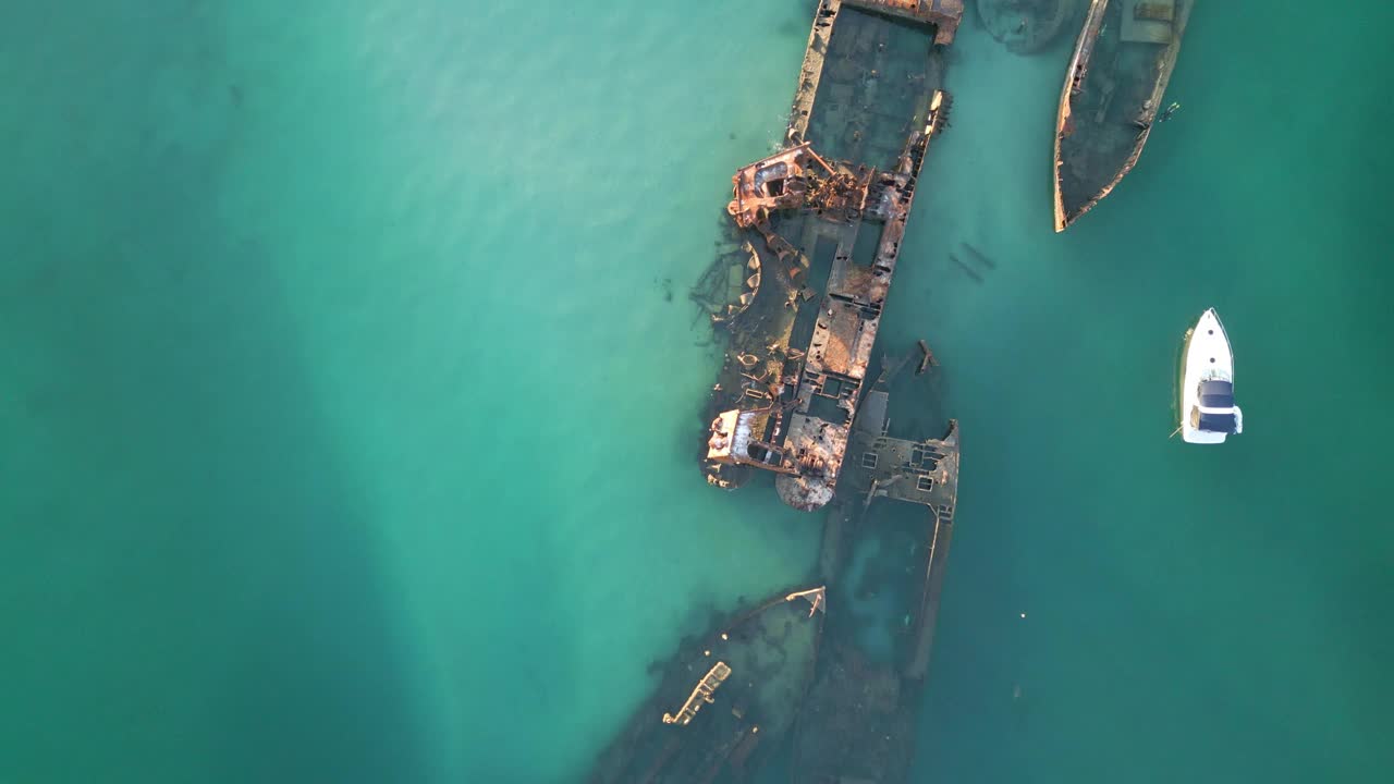 沉船沉没生锈的船在蓝色的海水空中俯视，摩顿岛水下旅游目的地视频素材