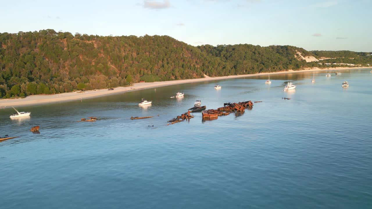 莫顿岛海滩海岸，Tangalooma沉船空中无人机视图，白色沙滩与绿色悬崖视频素材