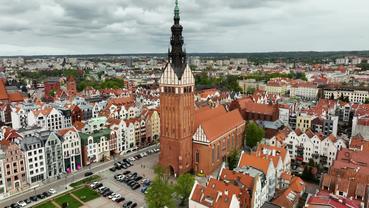 Elbląg老城区鸟瞰图，市中心有历史建筑、街道和汽车。视频素材