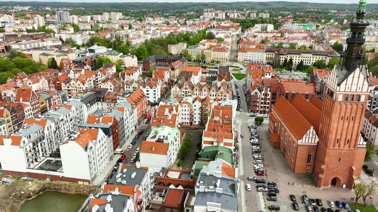 Elbląg鸟瞰图，展示了城市的历史中心，一座大型教堂和新旧建筑的融合，一直延伸到地平线上。视频素材