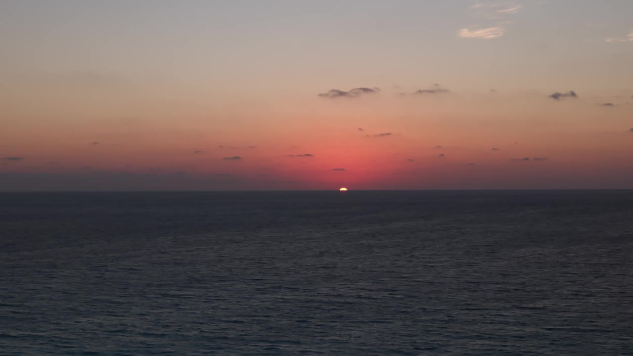 墨西哥加勒比海日出的壮丽景色，映衬着蓝天白云。视频素材