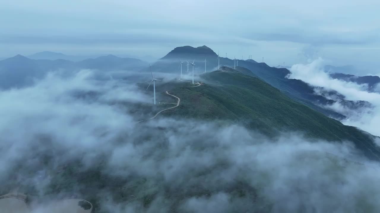 高空拍摄的云、雾和高山上的风力发电场视频素材