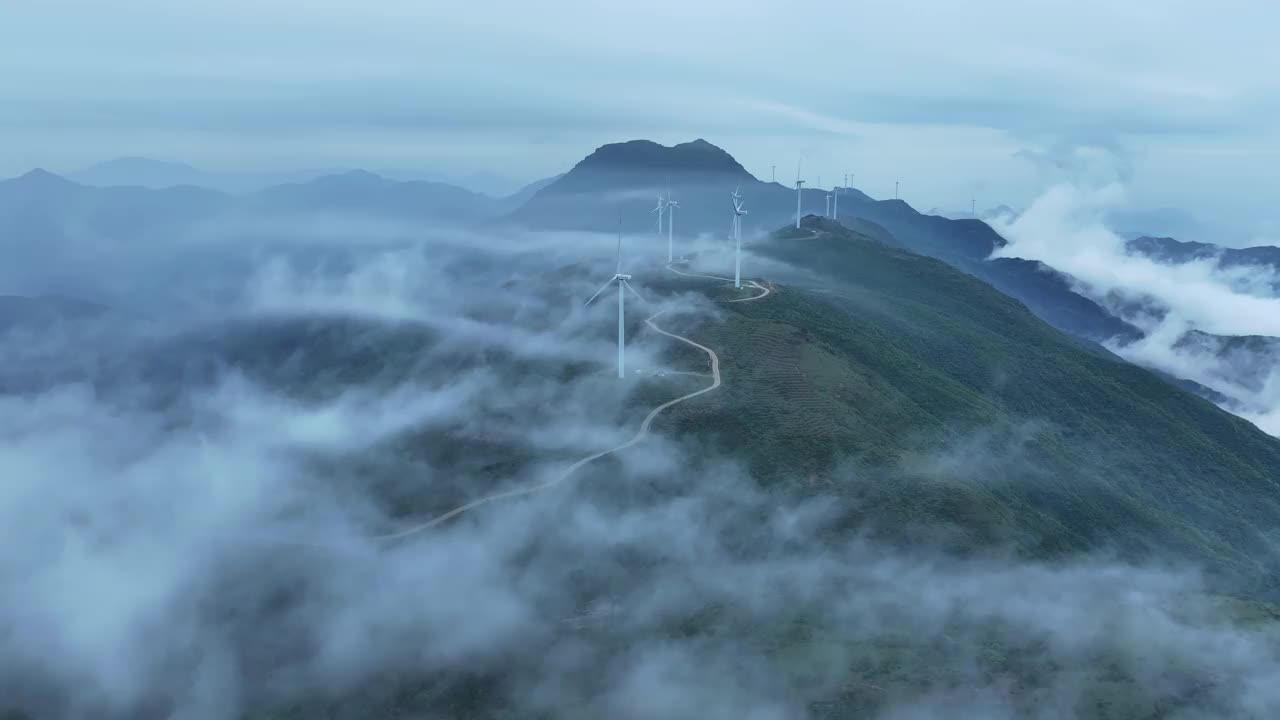 高空拍摄的云、雾和高山上的风力发电场视频素材