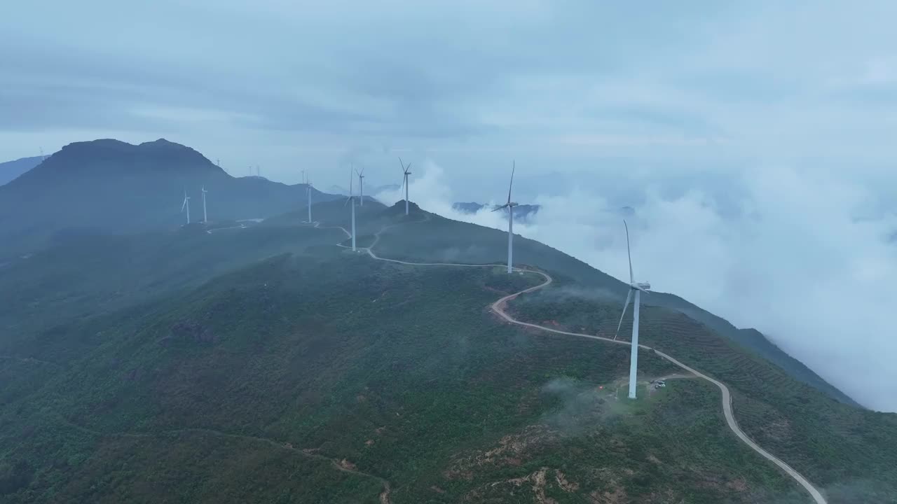 高空拍摄的云、雾和高山上的风力发电场视频素材