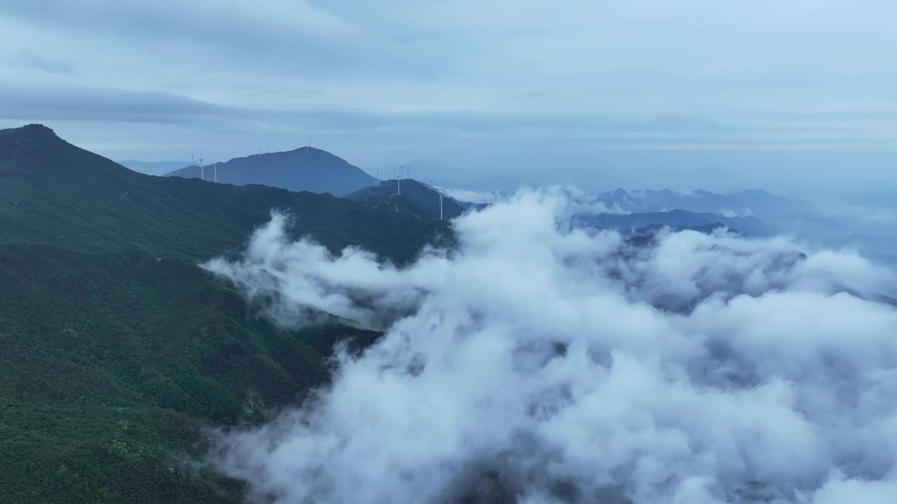 高空拍摄的云、雾和高山上的风力发电场视频素材