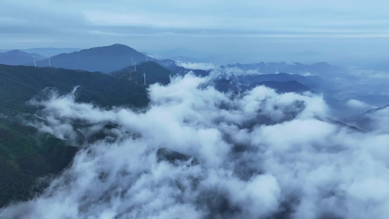 高空拍摄的云、雾和高山上的风力发电场视频素材