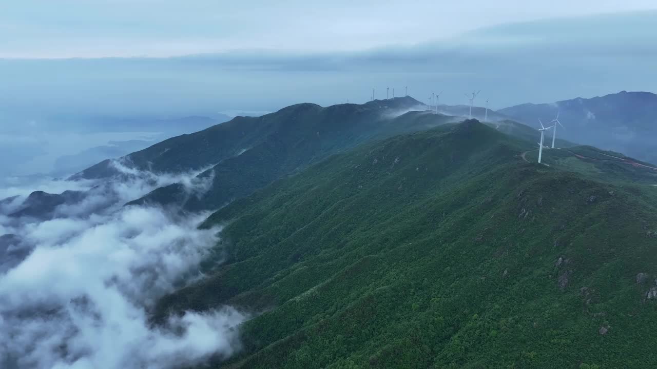 高空拍摄的云、雾和高山上的风力发电场视频素材