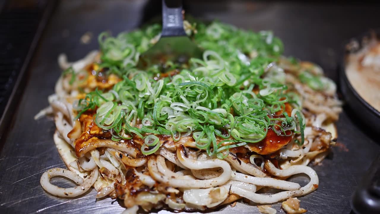 广岛烧，乌冬面视频素材画面1
