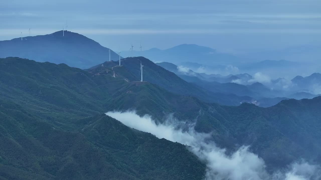 高空拍摄的云、雾和高山上的风力发电场视频素材