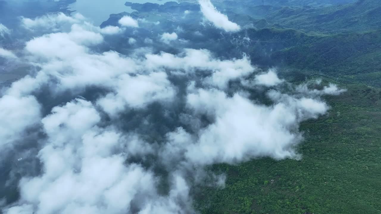 高空拍摄的云、雾和高山上的风力发电场视频素材