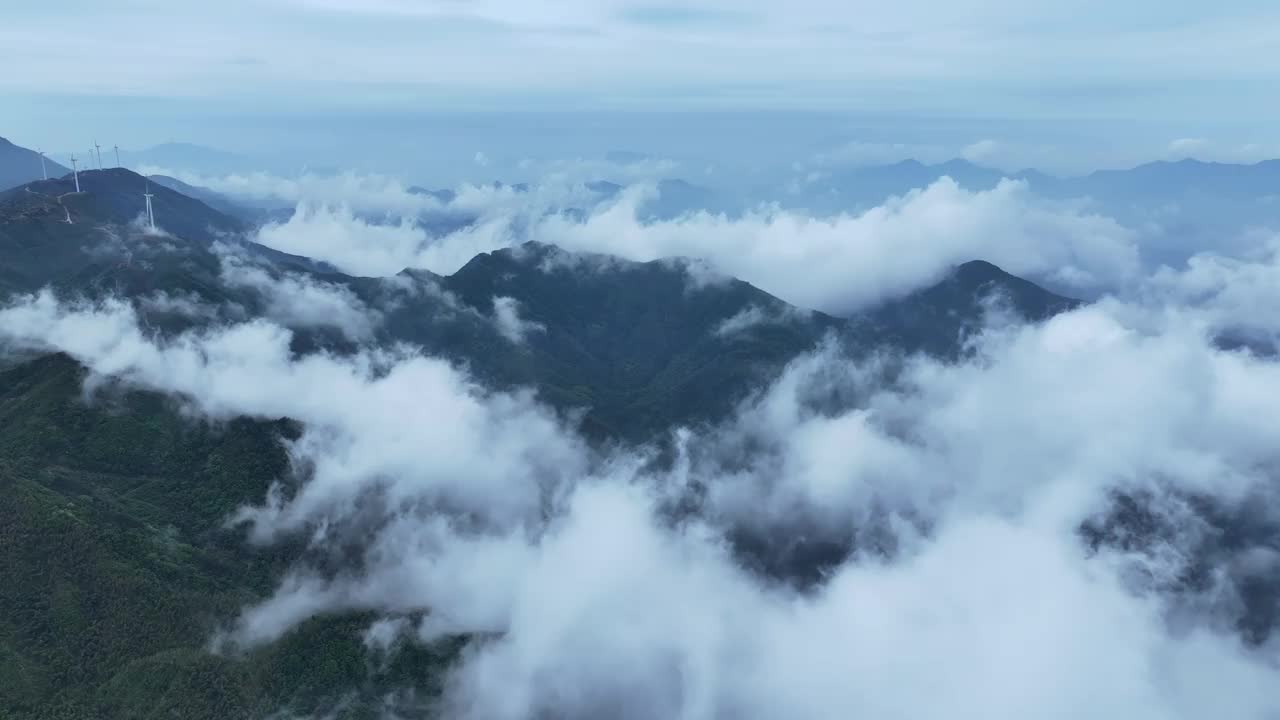 高空拍摄的云、雾和高山上的风力发电场视频素材