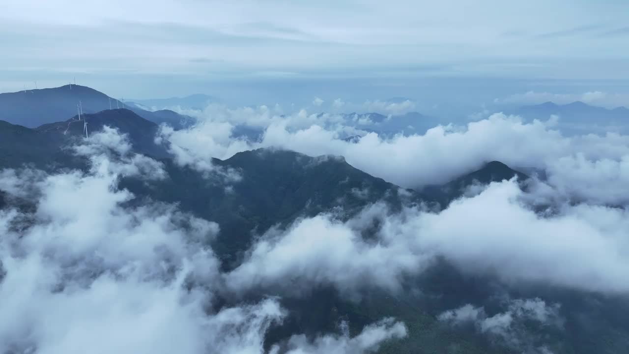 高空拍摄的云、雾和高山上的风力发电场视频素材