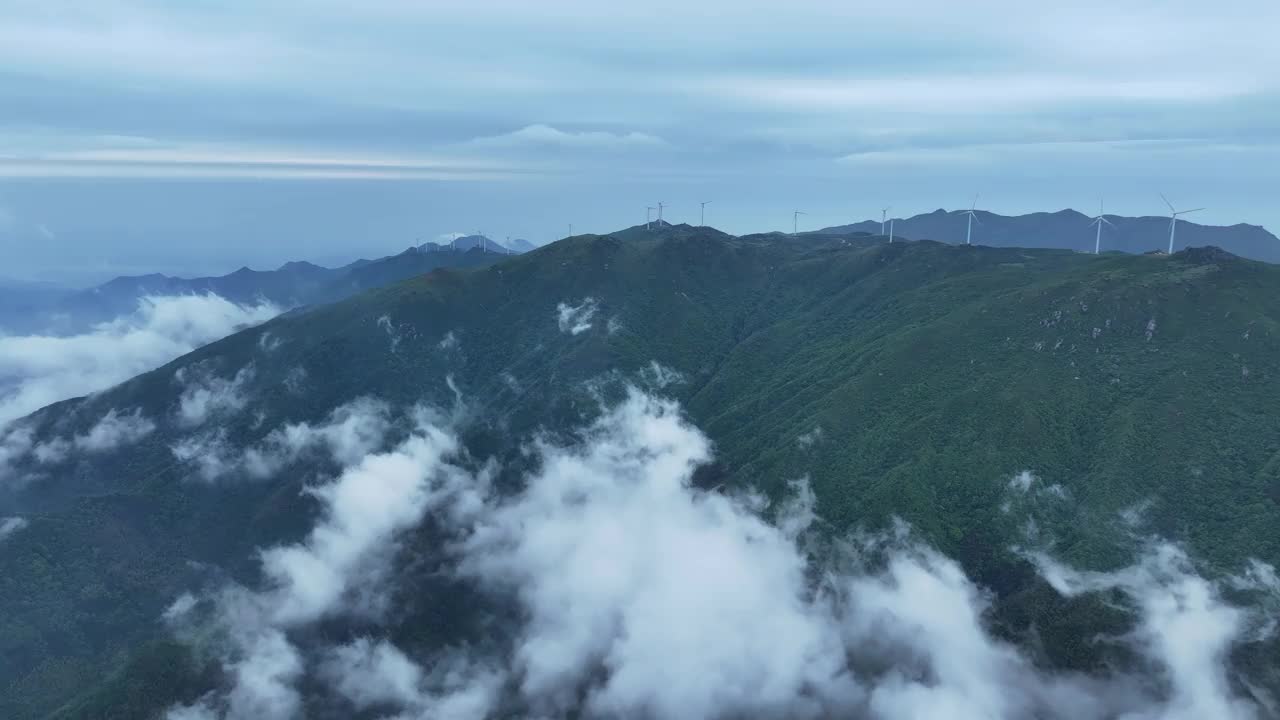 高空拍摄的云、雾和高山上的风力发电场视频素材