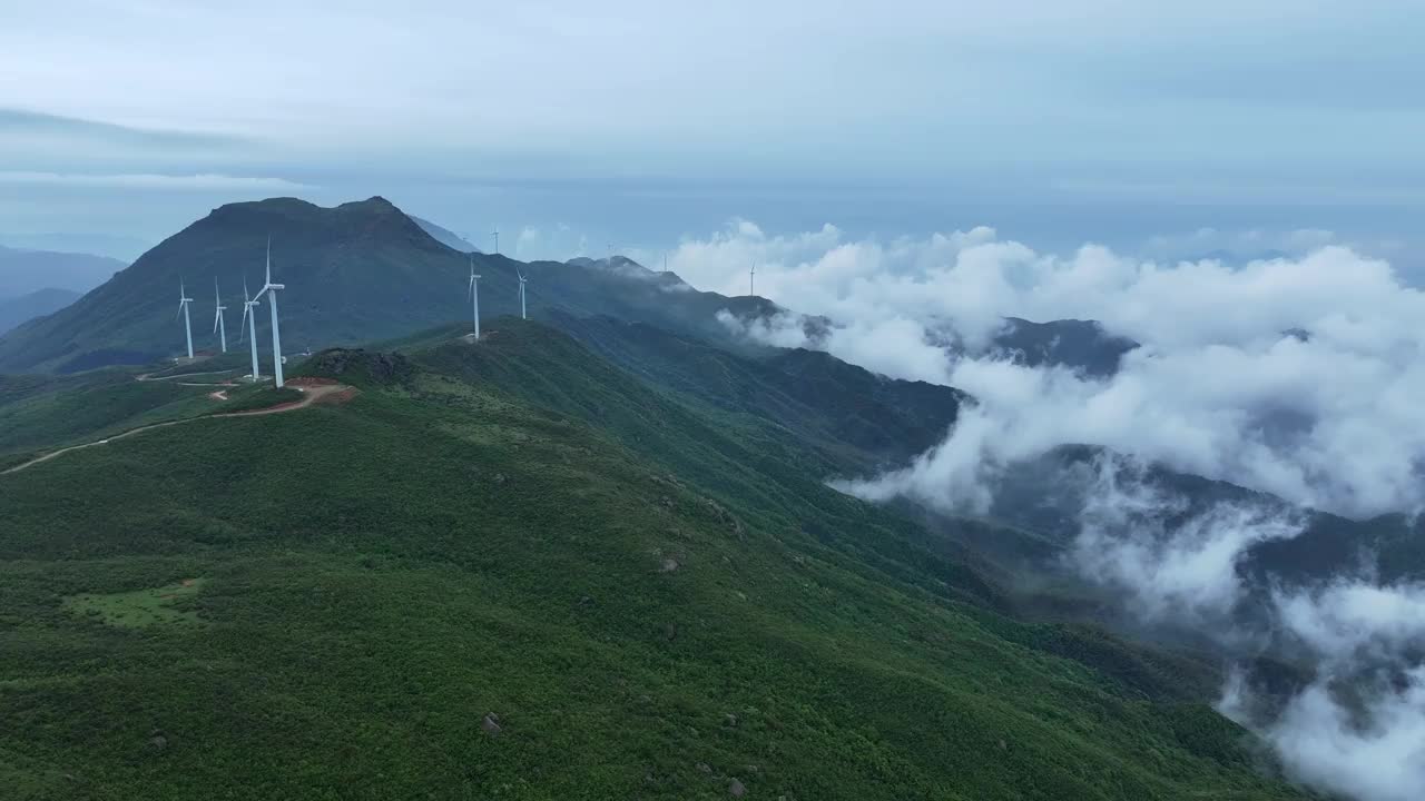 高空拍摄的云、雾和高山上的风力发电场视频素材