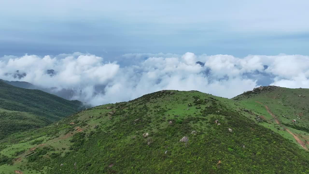 高空拍摄的云、雾和高山上的风力发电场视频素材