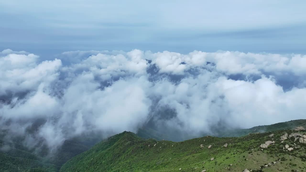 高空拍摄的云、雾和高山上的风力发电场视频素材