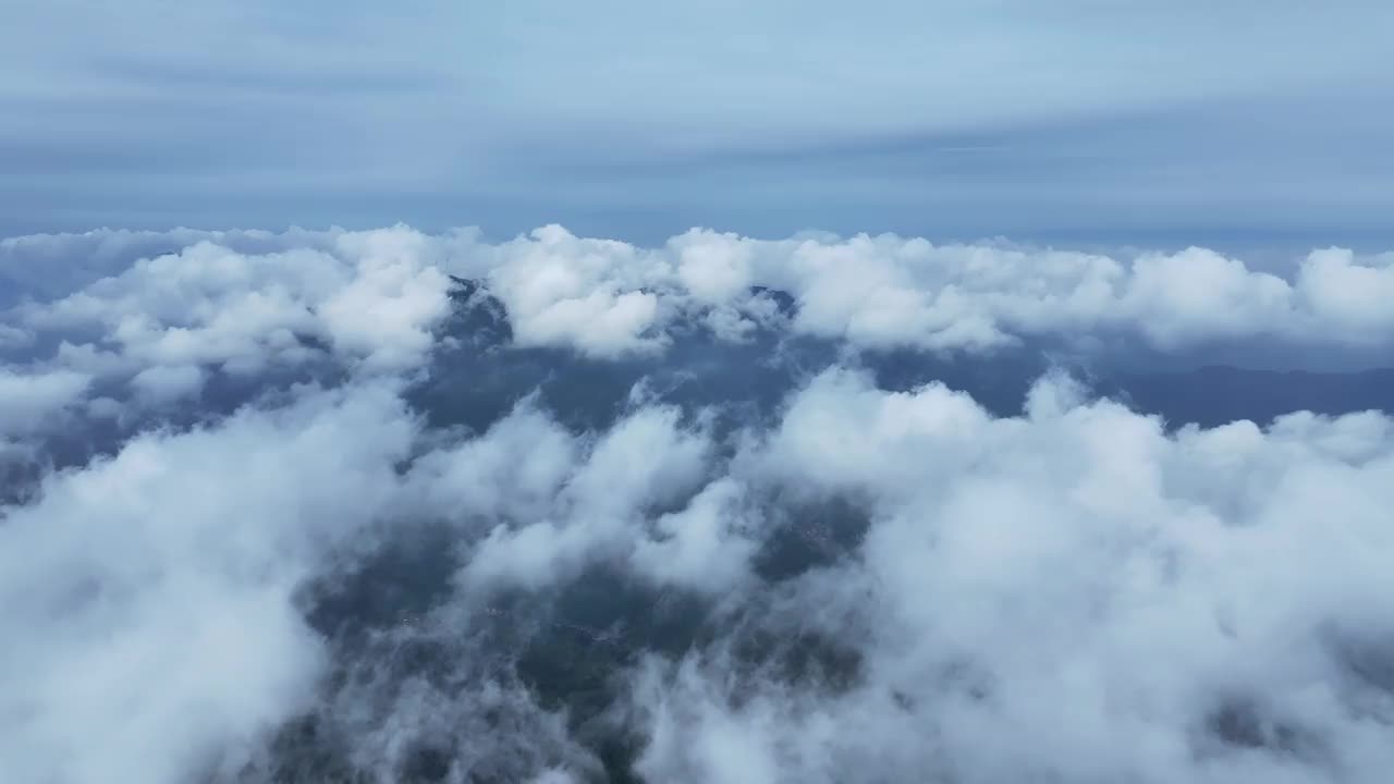 高空拍摄的云、雾和高山上的风力发电场视频素材