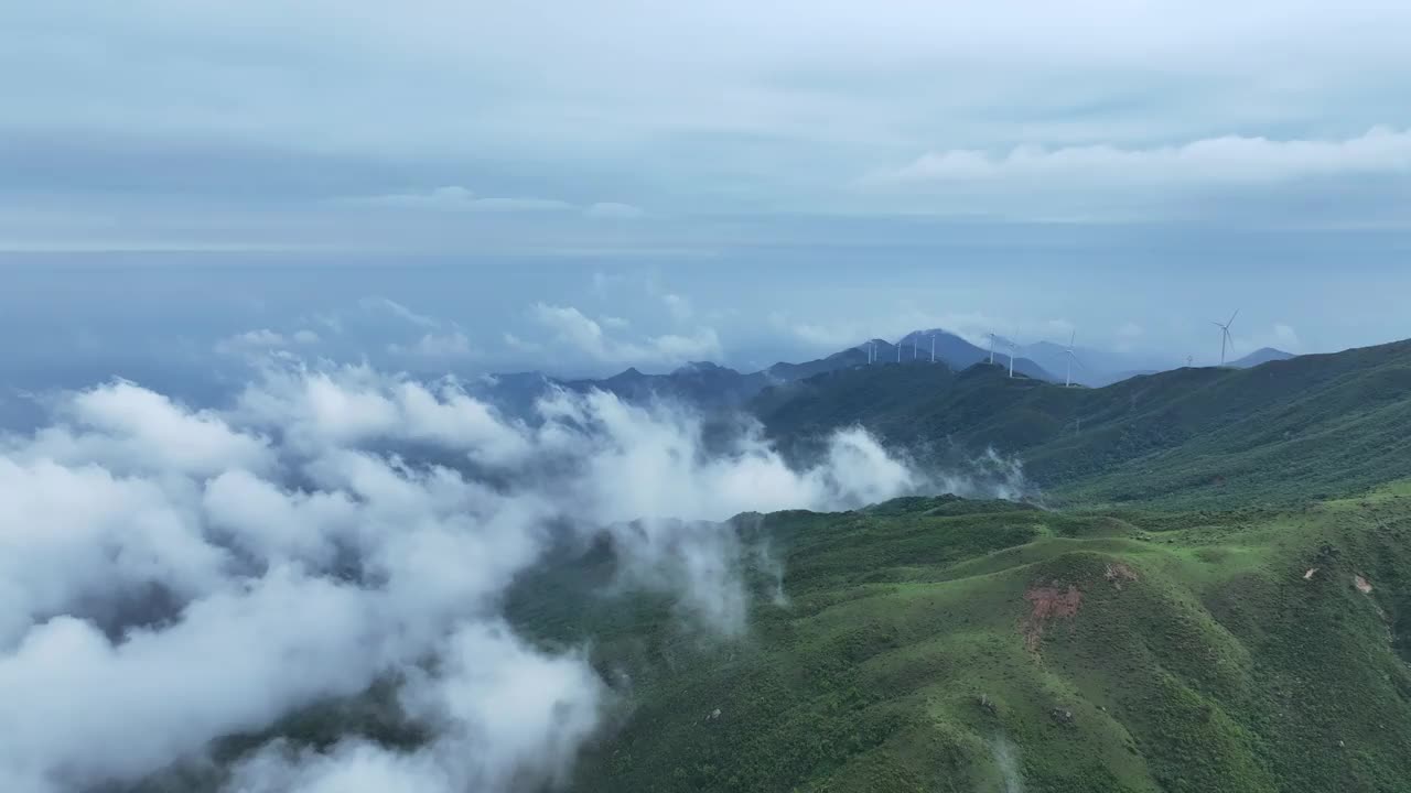 高空拍摄的云、雾和高山上的风力发电场视频素材