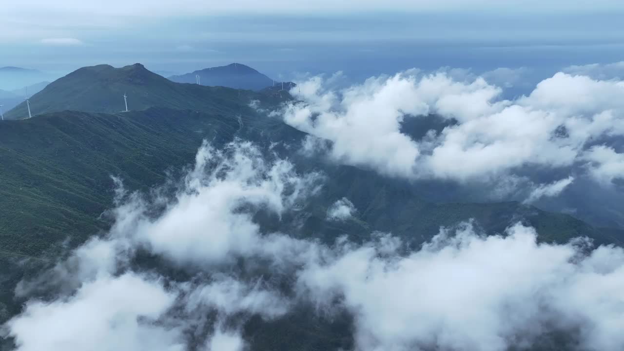 高空拍摄的云、雾和高山上的风力发电场视频素材