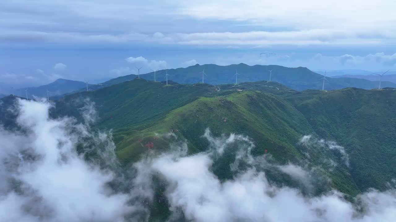 高空拍摄的云、雾和高山上的风力发电场视频素材