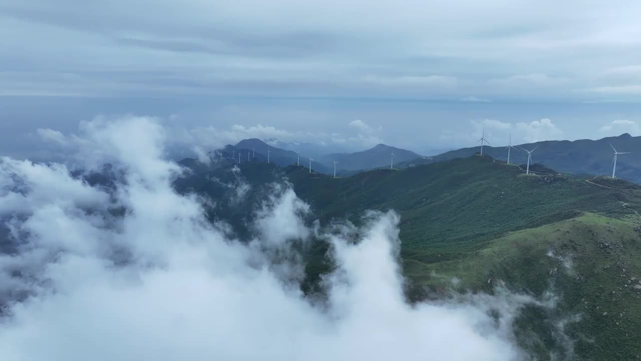 高空拍摄的云、雾和高山上的风力发电场视频素材