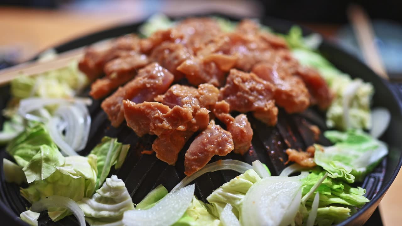 日本菜，烤鸡视频素材画面1