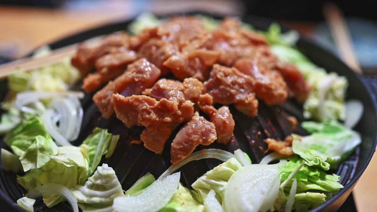 日本菜，烤鸡视频素材画面2