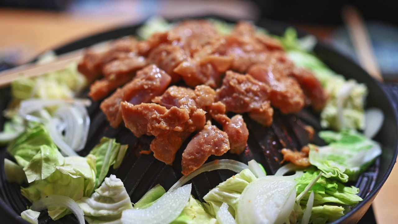 日本菜，烤鸡视频素材画面3