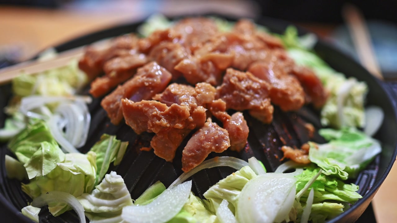日本菜，烤鸡视频素材画面4