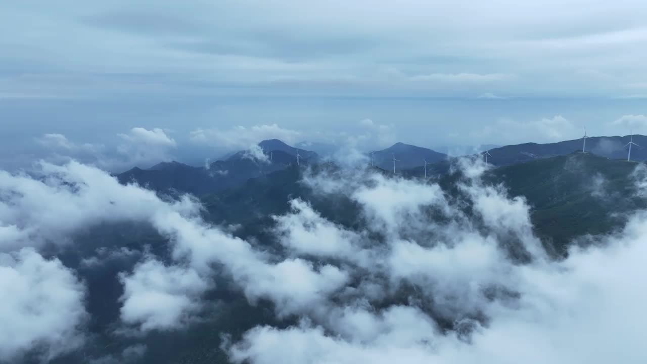 高空拍摄的云、雾和高山上的风力发电场视频素材