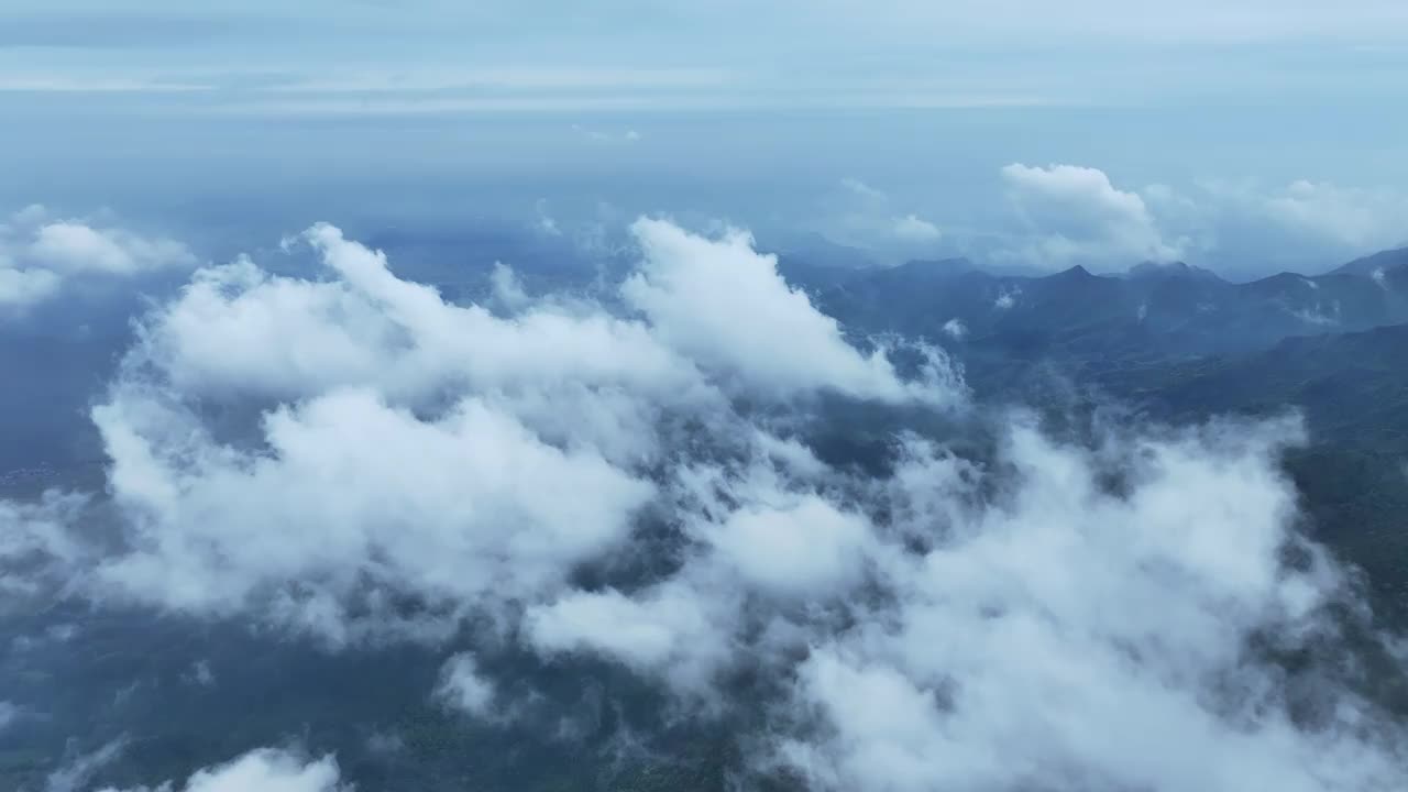 高空拍摄的云、雾和高山上的风力发电场视频素材