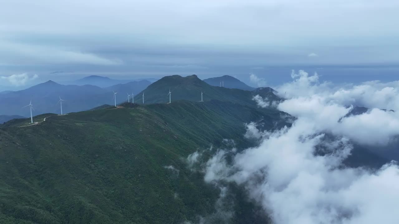 高空拍摄的云、雾和高山上的风力发电场视频素材