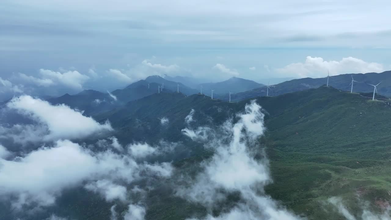 高空拍摄的云、雾和高山上的风力发电场视频素材