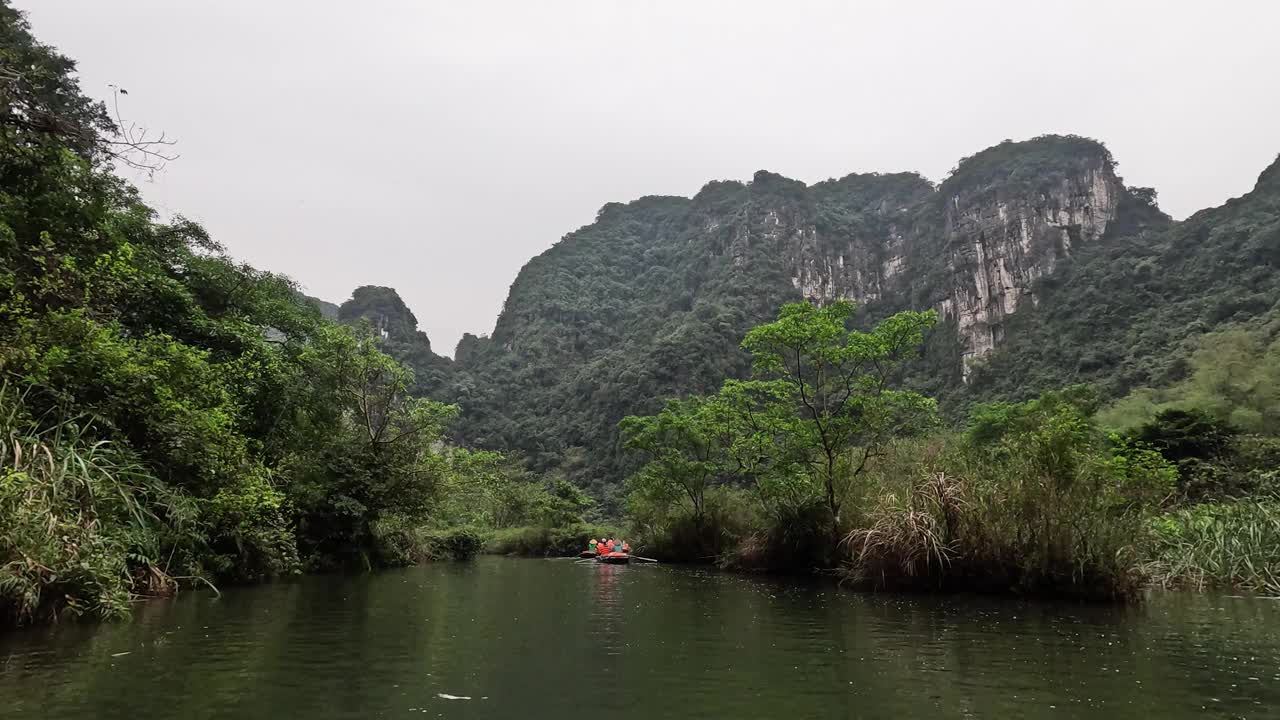 穿越喀斯特山脉的河流之旅视频素材