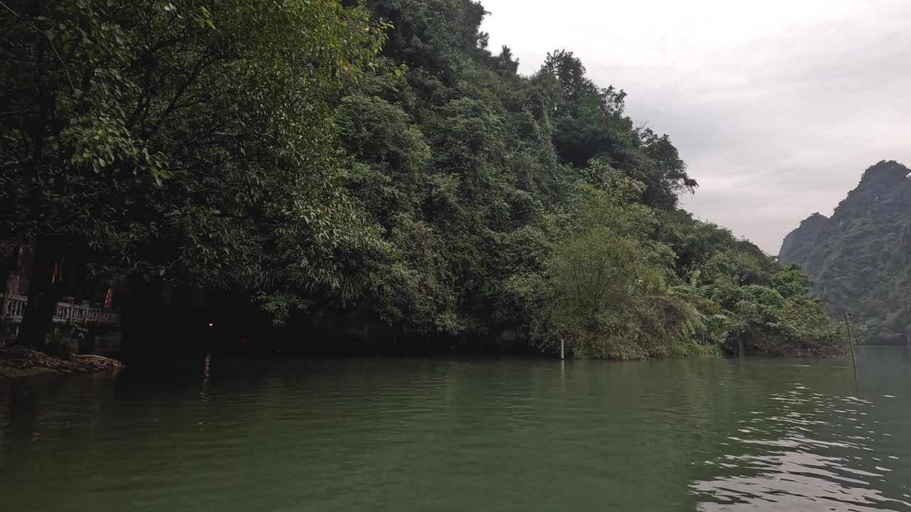 宁静的河流之旅穿越大自然视频素材