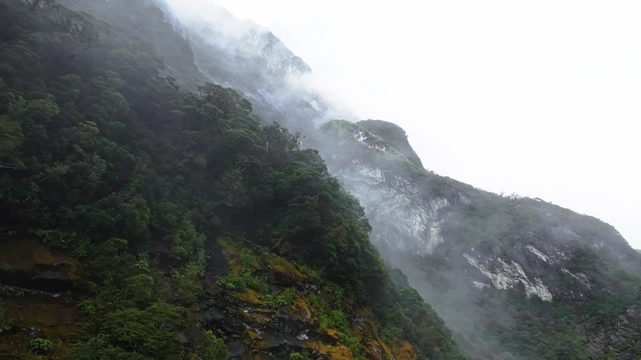 迷雾慢慢地从悬崖边升起，给人一种令人敬畏的感觉，就像瀑布一样视频素材