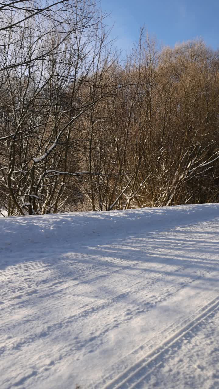 被雪覆盖的又滑又危险的道路视频素材