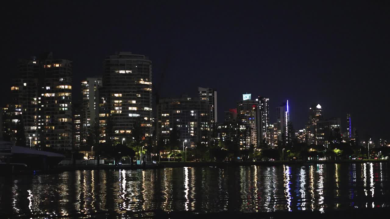 水上的夜景倒影视频素材