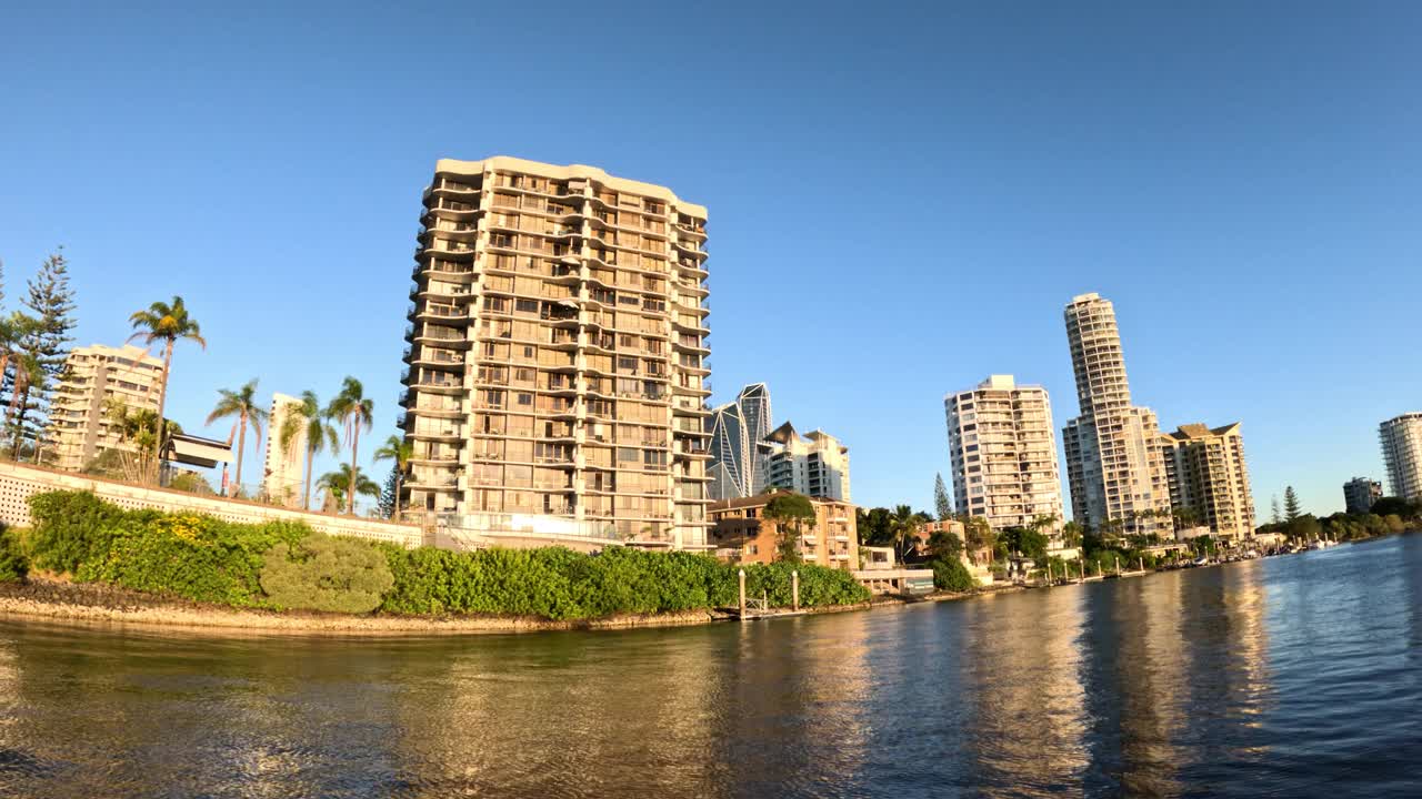 城市天际线和河流全景视频素材